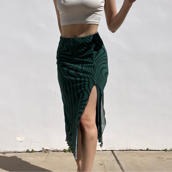 Urban Outfitters Dresses & Skirts - UO green mid length skirt, layered Size S black and green skirt